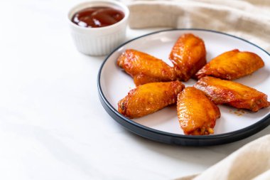 Barbekü tavuk kanadı sosu ile