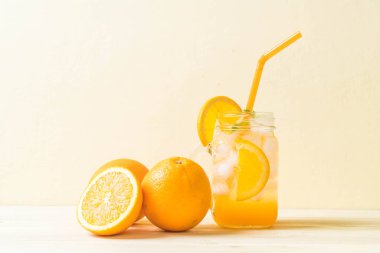 yanında da soda ahşap masa portakal suyu