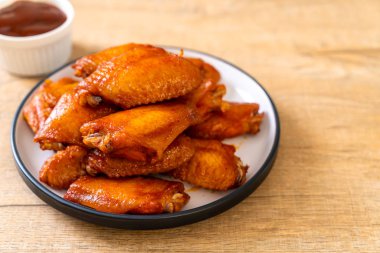 Barbekü tavuk kanadı sosu ile