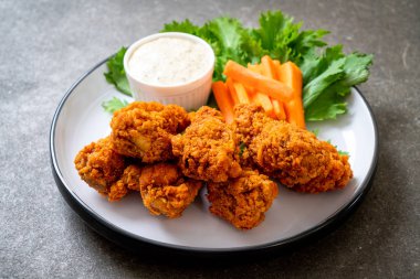 Sebzeli kızarmış tavuk kanadı.