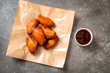 Barbekü tavuk kanadı sosu ile
