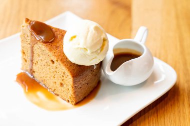 kek vanilyalı dondurma ve şekerleme karamel sos - İngiliz tarzı