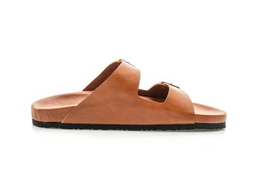 Erkekler beyaz arka plan üzerinde izole sandalet deri