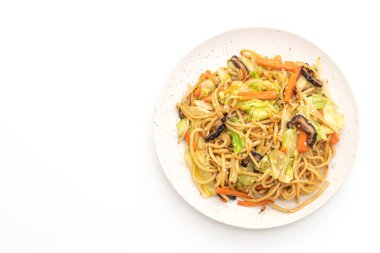 sebze izole üzerinde beyaz arka plan ile tavada kızartılmış yakisoba şehriye