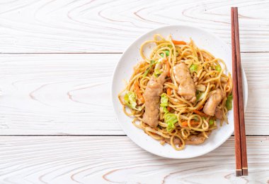 tavada kızartılmış yakisoba noodle pork - Asya gıda tarzı ile