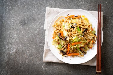tavada kızartılmış yakisoba noodle sebzeli - vegan ve vejetaryen yiyecekler