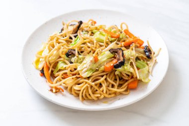 tavada kızartılmış yakisoba noodle sebzeli - vegan ve vejetaryen yiyecekler