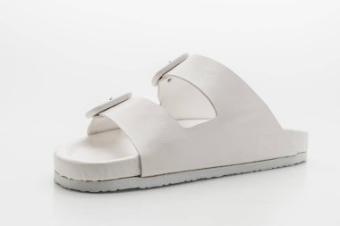 Kadınlar beyaz arka plan üzerinde izole sandalet deri