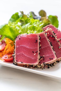 Taze ton balığı ve sebze salatası. Sağlıklı yemek.