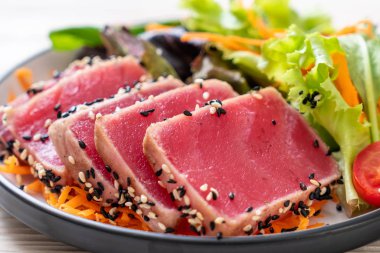 Taze ton balığı ve sebze salatası. Sağlıklı yemek.