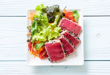 Taze ton balığı ve sebze salatası. Sağlıklı yemek.