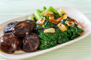 Sarımsaklı istiridye soslu kızarmış Hong Kong Kale heyecan