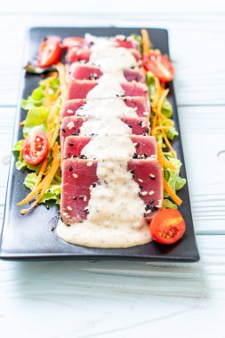 Sebze salatası ve soslu taze ton balığı. Sağlıklı yiyecek.