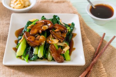 Sarımsaklı istiridye soslu kızarmış Hong Kong Kale heyecan