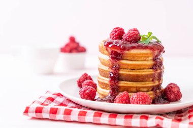 Taze ahududu ve frambuaz sos ile gözleme