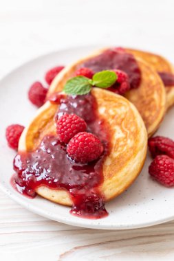 Taze ahududu ve frambuaz sos ile sufle gözleme