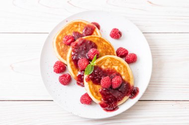 Taze ahududu ve frambuaz sos ile sufle gözleme