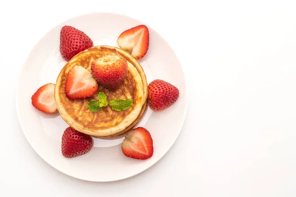 Panqueque Con Fresas Frescas Aisladas Sobre Fondo Blanco — Foto de Stock