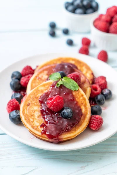 Souffle Pancake Fresh Raspberries Blueberries — Stock Photo, Image