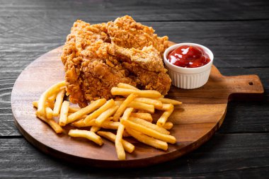 Kızarmış tavuk, patates kızartması ve nugget yemeği. Abur cubur ve sağlıksız yemek.