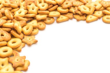 Beyaz arka plan üzerinde izole bisküvi kraker