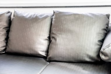 Modern kanepe oturma odasında dekorasyon