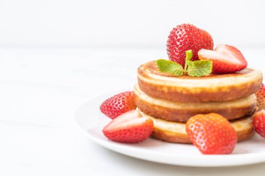 taze çilek ile sufle gözleme