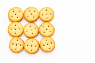 Beyaz arka planda izole edilmiş ananas reçelli hindistan cevizi bisküvisi