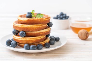 Taze yaban mersinli gözleme.