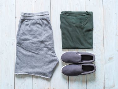 Gezgin, yaz tatili ahşap arka plan üzerinde erkek casual kıyafetler