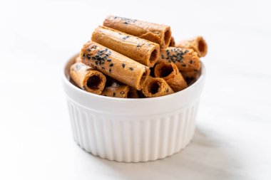 Taylandlı çıtır Hindistan cevizi roll - Tay tatlı snack