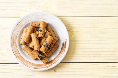 Taylandlı çıtır Hindistan cevizi roll - Tay tatlı snack