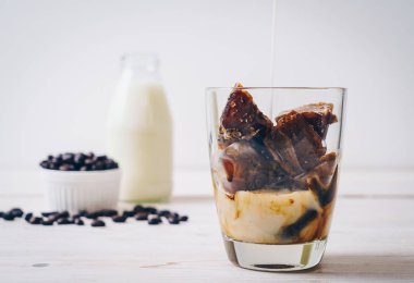 ahşap masa üzerinde sütlü kahve buz küpleri