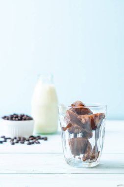 ahşap masa üzerinde sütlü kahve buz küpleri