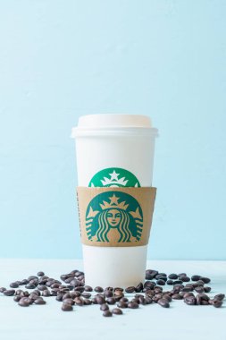 Bangkok, Tayland - 5 Haziran 2018: Beyaz kahve fincanı Starbucks logosu üzerinde tahta arka plan ile. Starbucks dünyanın en büyük kahve evi 61 ülke içinde 20.000'den fazla mağaza ile mi.