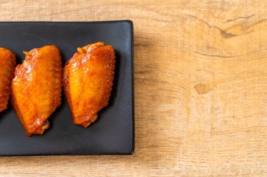 Barbekü tavuk kanadı sosu ile