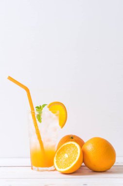 yanında da soda ahşap masa portakal suyu