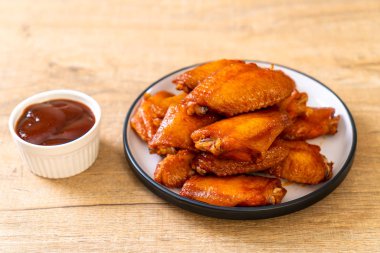 Barbekü tavuk kanadı sosu ile