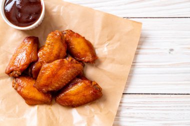 Barbekü tavuk kanadı sosu ile