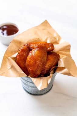 Barbekü tavuk kanadı sosu ile