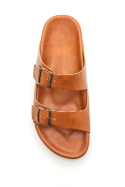 Erkekler beyaz arka plan üzerinde izole sandalet deri