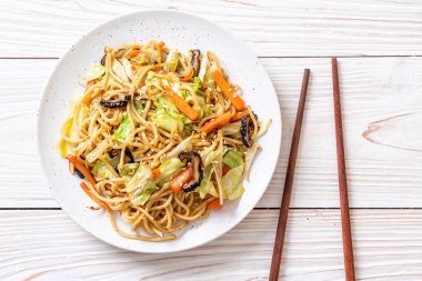 tavada kızartılmış yakisoba noodle sebzeli - vegan ve vejetaryen yiyecekler