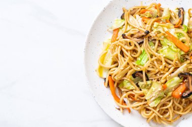 tavada kızartılmış yakisoba noodle sebzeli - vegan ve vejetaryen yiyecekler