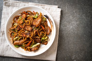 tavada kızartılmış yakisoba noodle pork - Asya gıda tarzı ile