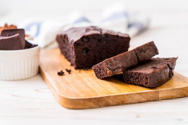 ahşap zemin üzerine çikolatalı browni kek