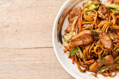 tavada kızartılmış yakisoba noodle pork - Asya gıda tarzı ile