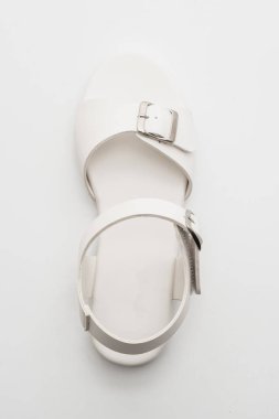 Kadınlar beyaz arka plan üzerinde izole sandalet deri