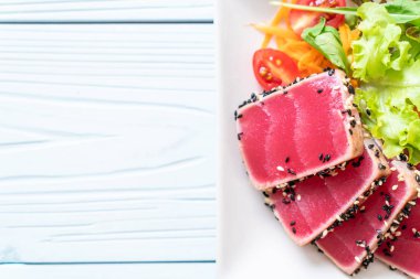 Taze ton balığı ve sebze salatası. Sağlıklı yemek.