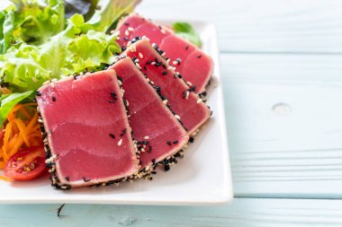 Taze ton balığı ve sebze salatası. Sağlıklı yemek.