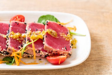 Taze orkinos ile baharatlı salata sosu - ham sağlıklı gıda